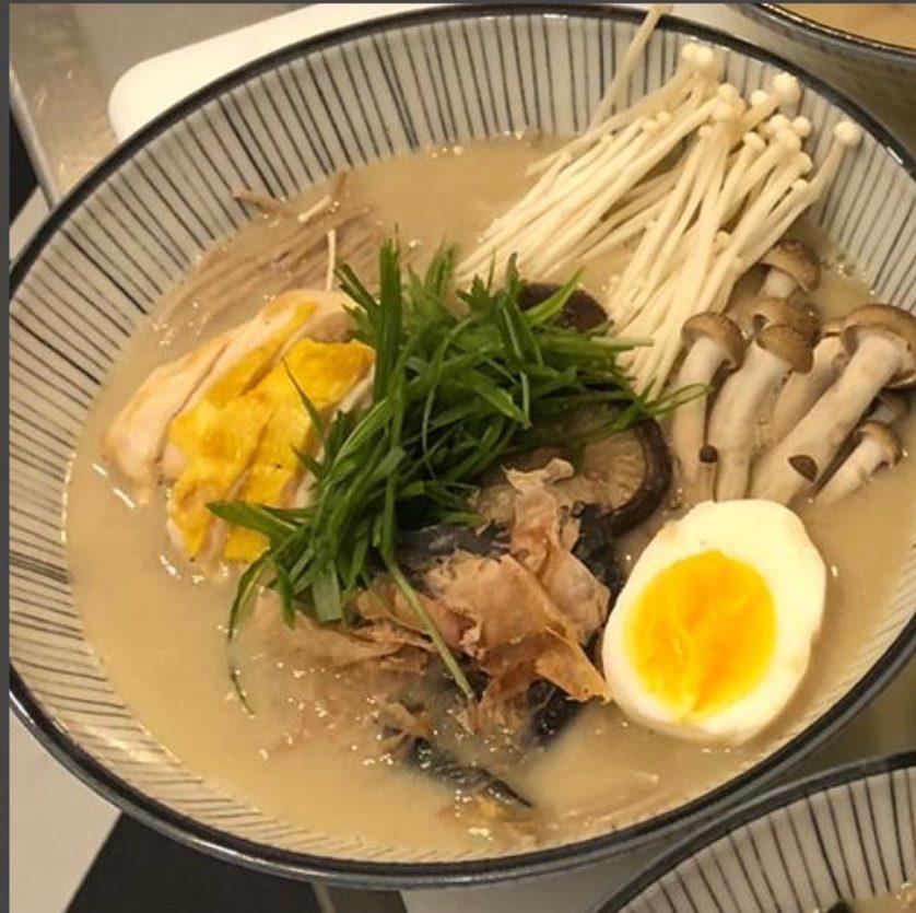 Zuppa di noodle giapponesi: ramen a base di pollo