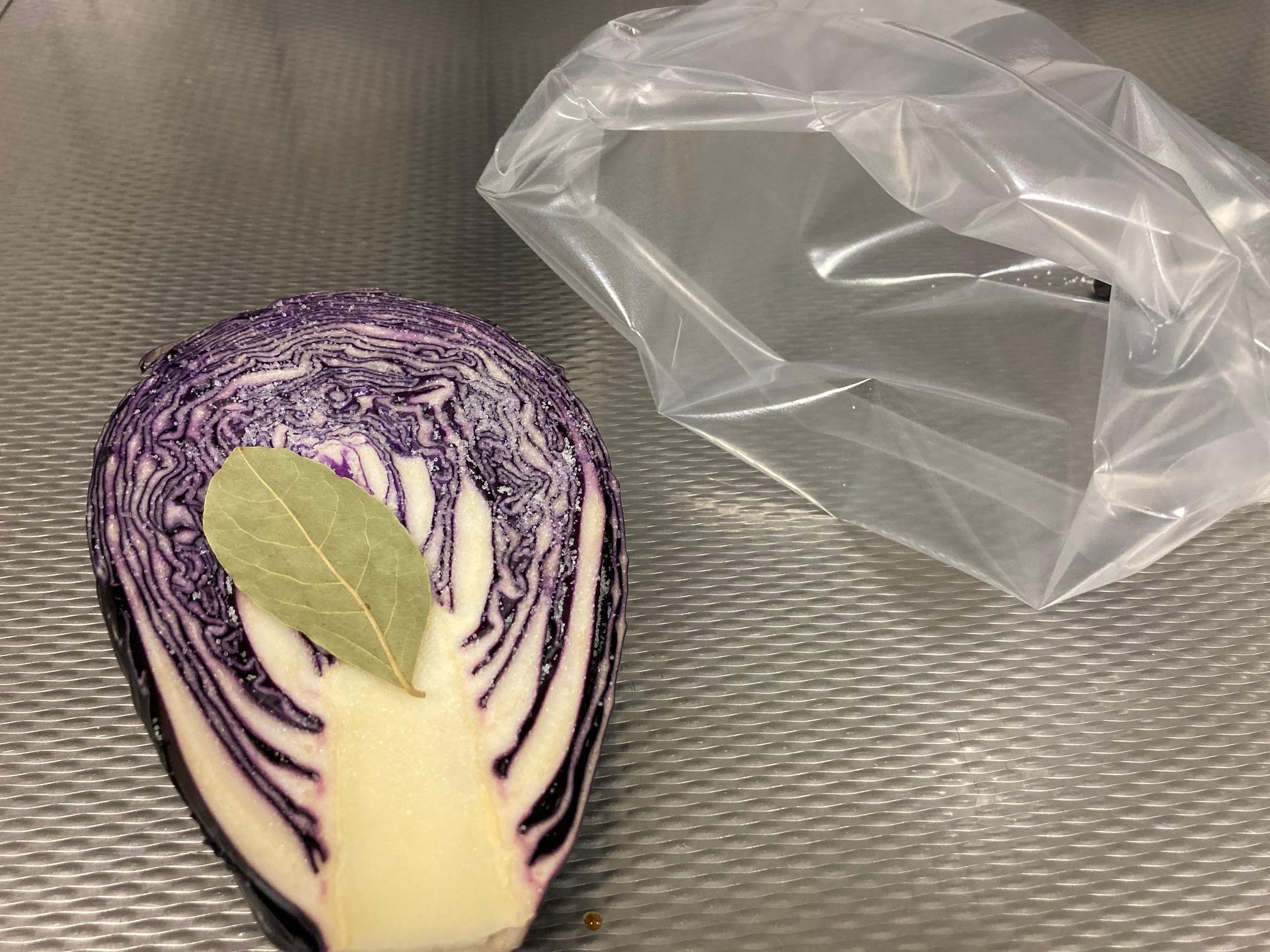Sauerkraut from vacuum-fermented red cabbage